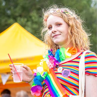 Photo a lady at a Pride event